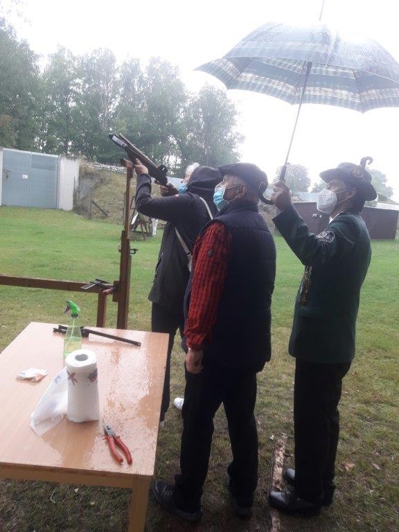 Vogelschießen mit Regen und Maske